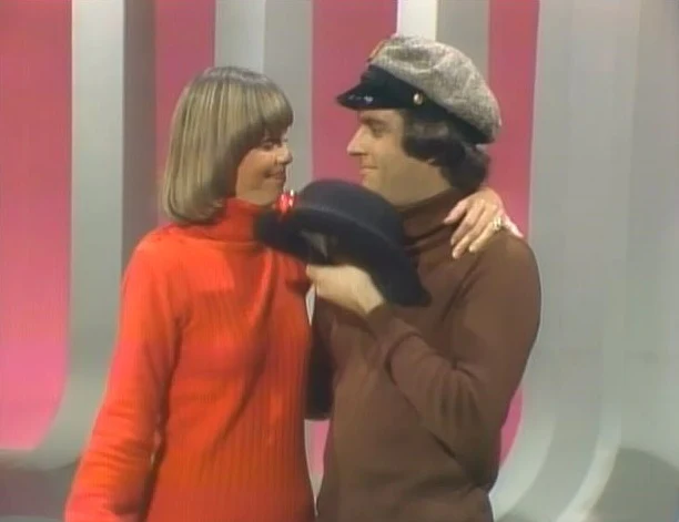CAPTAIN & TENNILLE - THE CHRISTMAS SHOW (ABC 12/20/76) Toni Tennille, Daryl Dragon, Don Knotts, Tom Bosley, Pointer Sisters - Image 7