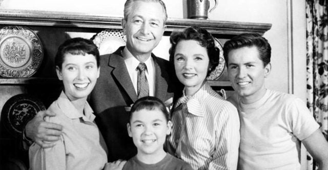 FATHER KNOWS BEST - THE COMPLETE SERIES + 2 EXCLUSIVE BONUS DISCS (CBS 1954-1955/NBC 1955-1958/CBS 1958-1960) EXCELLENT!!! RETAIL QUALITY!!! Robert Young, Jane Wyatt, Elinor Donahue, Billy Gray, Lauren Chapin - Image 4