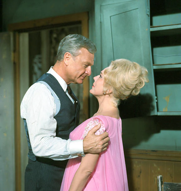 GREEN ACRES - THE COMPLETE SERIES + BONUS MOVIE & EXTRAS!!! (CBS 1965-1971) RETAIL QUALITY!!! Eddie Albert, Eva Gabor, Pat Buttram, Tom Lester, Frank Cady, Alvy Moore, Mary Grace Canfield, Sid Melton, Hank Patterson - Image 9