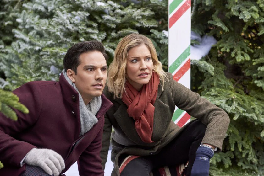 IT'S BEGINNING TO LOOK A LOT LIKE CHRISTMAS (Hallmark 12/21/19) Eric Mabius, Tricia Helfer, Nolan Hupp, Viv Leacock, Aliza Vellani - Image 3