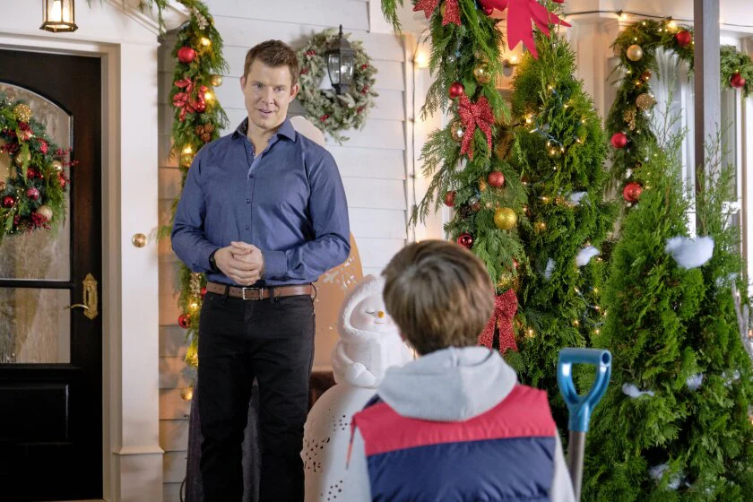 IT'S BEGINNING TO LOOK A LOT LIKE CHRISTMAS (Hallmark 12/21/19) Eric Mabius, Tricia Helfer, Nolan Hupp, Viv Leacock, Aliza Vellani - Image 4