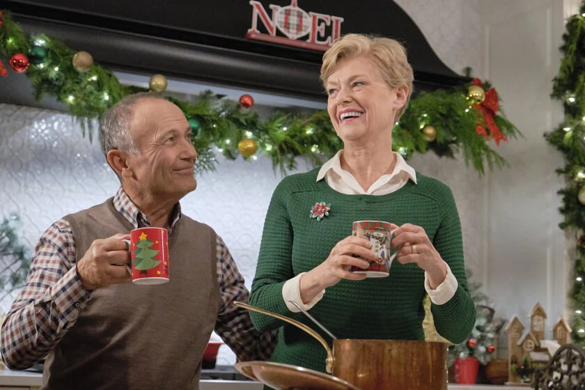 IT'S BEGINNING TO LOOK A LOT LIKE CHRISTMAS (Hallmark 12/21/19) Eric Mabius, Tricia Helfer, Nolan Hupp, Viv Leacock, Aliza Vellani - Image 6