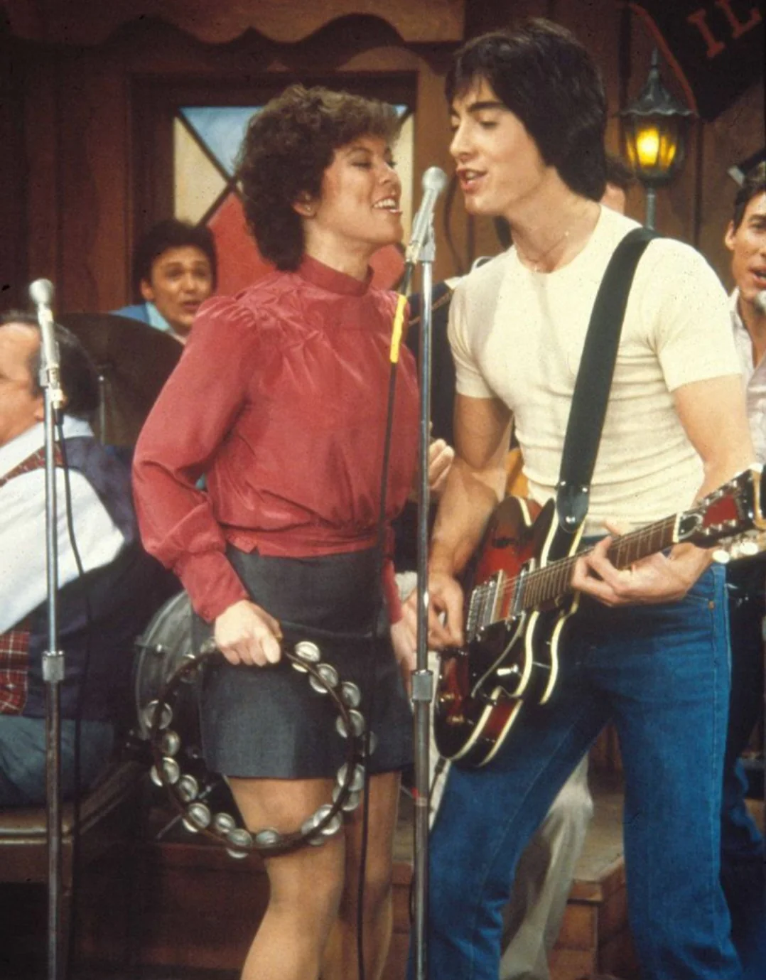 JOANIE LOVES CHACHI – THE COMPLETE SERIES (ABC 1982-83) Scott Baio, Erin Moran, Ellen Travolta, Al Molinaro, Art Metrano, Winifred Freedman, Derrel Maury, Robert Pierce - Image 2