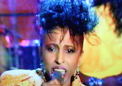 LATE SHOW, THE (FOX 8/31/87) Guest host: Jonathon Brandmeier, Robin Leach, Nona Hendryx, Harry Shearer - Image 5