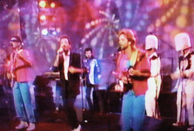 LATE SHOW, THE (FOX 9/4/87) Guest host: Jonathon Brandmeier, Ned Beatty, Troy Donahue, Johnny B and the Leisure Suits - Image 3