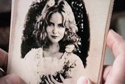 LOVE LETTER, THE (CBS-TVM 11/28/99) Campbell Scott, Jennifer Jason Leigh, David Dukes, Estelle Parsons, Daphne Ashbrook - Image 13