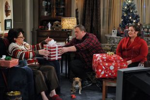 MIKE & MOLLY: THE CHRISTMAS EPISODES (CBS 2010-2016) Melissa McCarthy, Billy Gardell, Swoosie Kurtz, Reno Wilson, Katy Mixon, Rondi Reed, Louis Mustillo, Nyambi Nyambi - Image 3